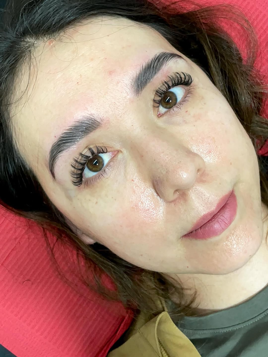 Resultado de laminado de cejas y extensiones de pestañas